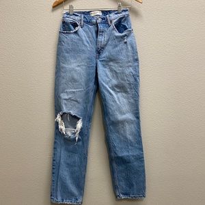 Abercrombie Curve Love Ultra High Rise straight jean. 26 SHORT